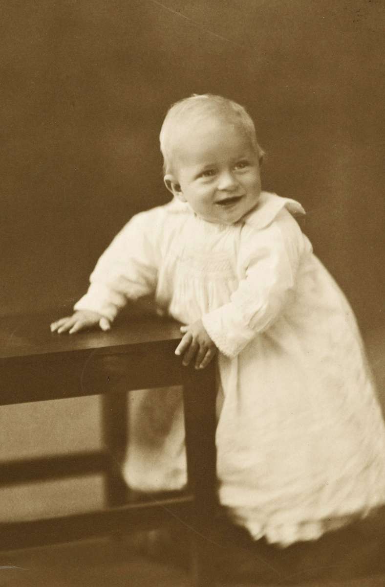 Das Foto aus dem Jahr 1922 zeigt Prinz Philip als Baby. Geboren wurde er am 10. Juni 1921 auf der griechischen Insel Korfu.
