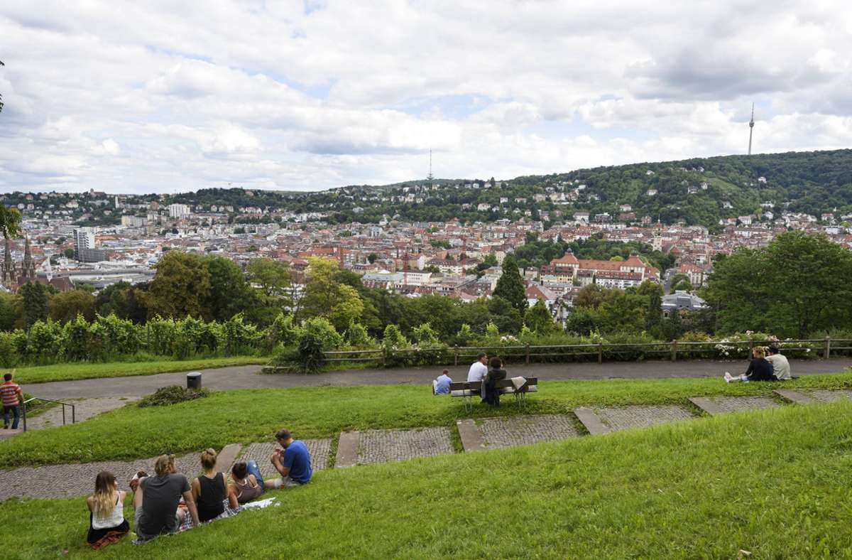 Die Karlshöhe in Stuttgart ist beliebt – nicht nur wegen des hübschen Biergartens, sondern auch wegen der grandiosen Aussicht auf die Stadt.