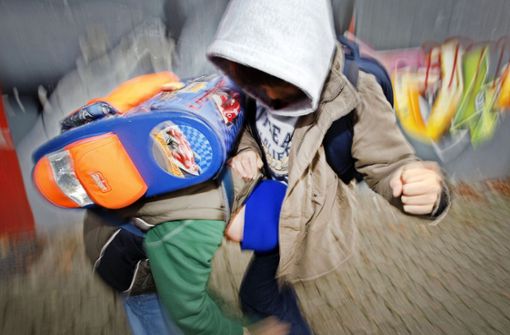 Raufereien unter Kindern hat es schon immer gegeben – doch die Gewalt beschäftigt die Polizei zunehmend. Foto: dpa/Oliver Berg