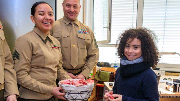 US-Militär verteilt in der Schule Süßigkeiten