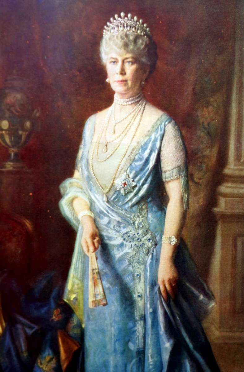 Sie wollte eine Tiara wie ihre Großmutter: Queen Mary gab die „Lover’s Knot Tiara“ 1913 in Auftrag. Die großen, tropfenförmigen Perlen, die das Diadem am Anfang krönten, ließ Mary Mitte der 30er Jahre entfernen.