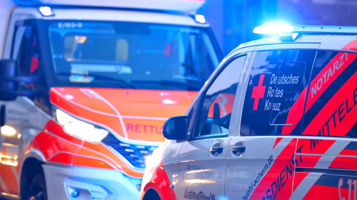 Unfall in Neckartenzlingen: 16-Jähriger stürzt mit Leichtkraftrad gegen Auto – schwer verletzt