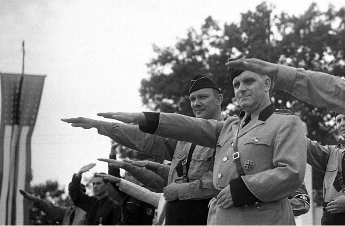 Fritz Julius Kuhn (rechts) trug gern ein Eisernes Kreuz an der Jacke: angeblich  im Ersten Weltkrieg erfochten.