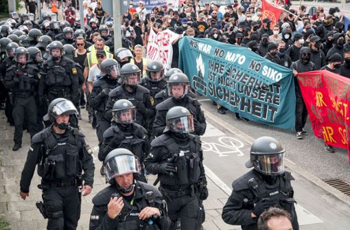 Garmisch-Partenkirchen: Einsatzkräfte der Polizei begleiten die Demonstration gegen den G7 Gipfel, Foto: dpa/Daniel Vogl