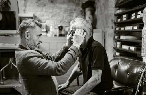 Der Brillenmacher der Promis: Franck Bonnet passt einem Kunden ein maßgefertigtes Stück an. Foto: © Michael Magers Photography//Magers