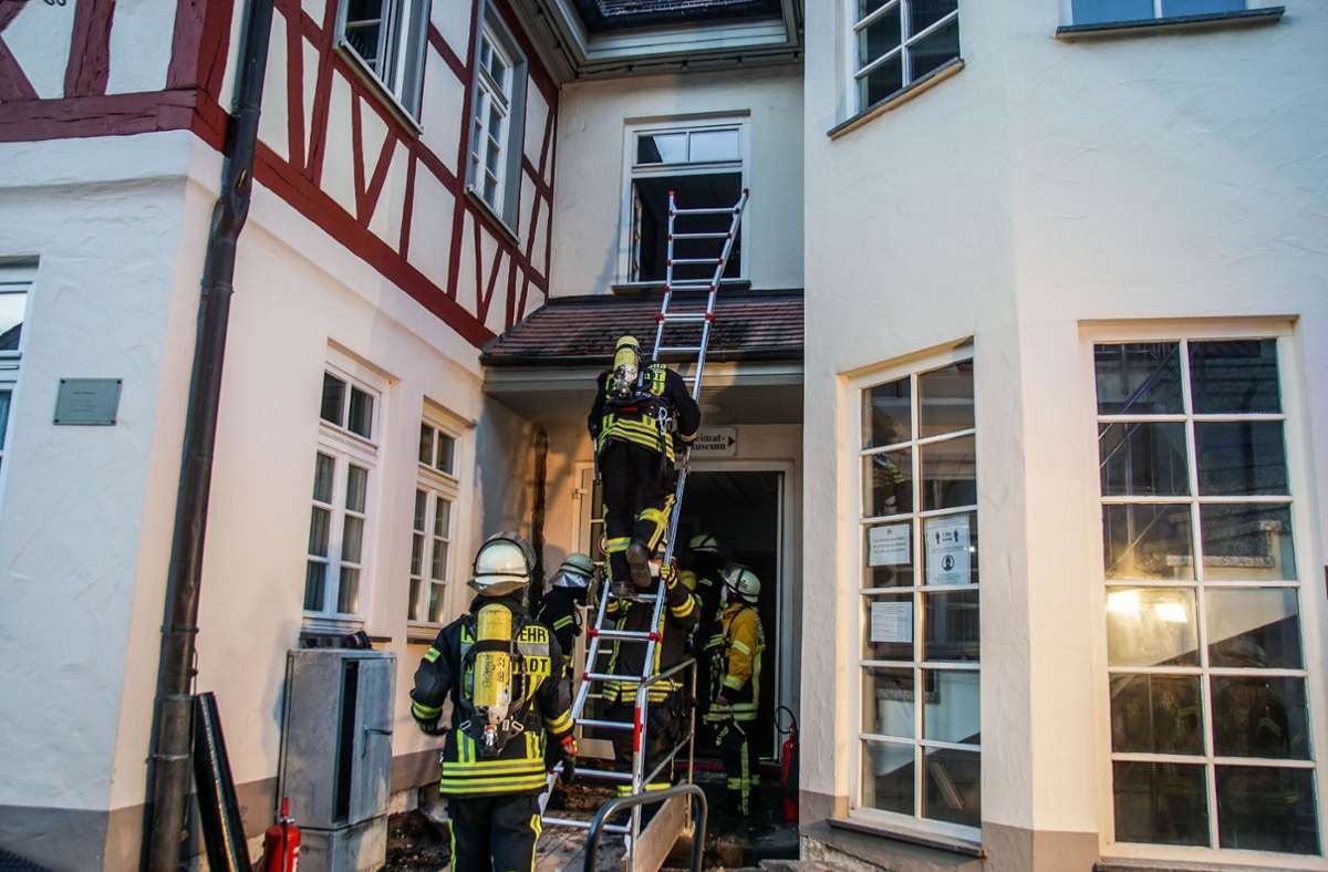 Feuerwehreinsatz in Magstadt: Schweißarbeiten lösen Dehnfugenbrand in Bürgeramt aus