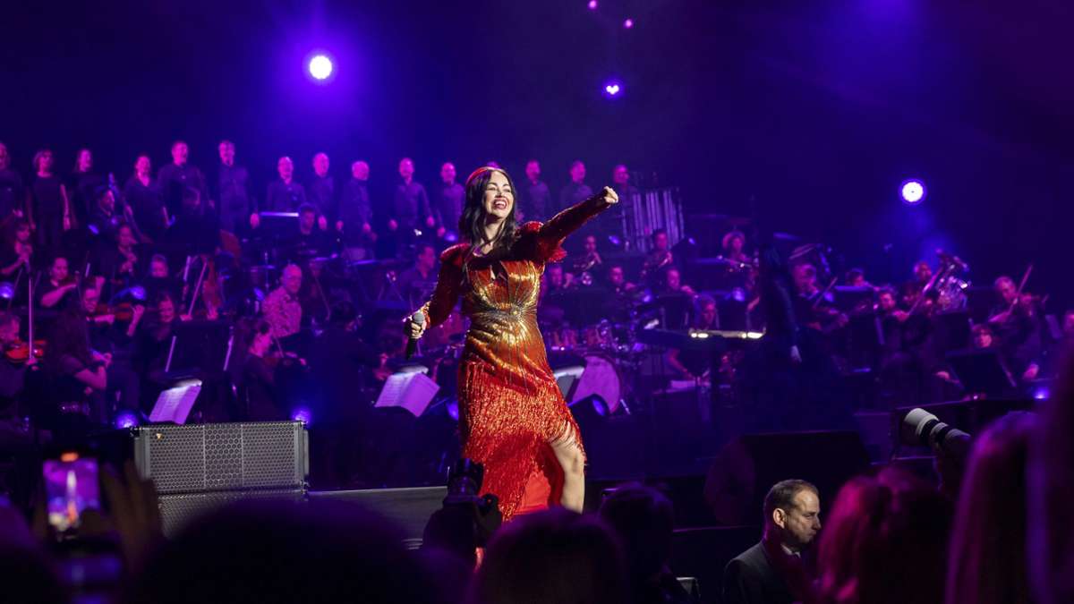 Die dänische Sängerin Aura Dione bringt viel Temperament auf die Bühne