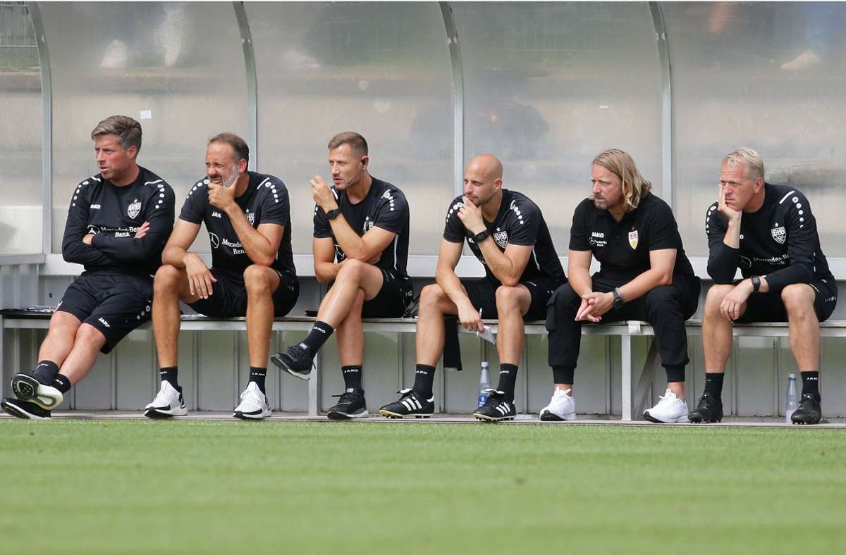 Sechs Mann auf der Bank – und doch nur ein Teil des Trainerteams des VfB Stuttgart.