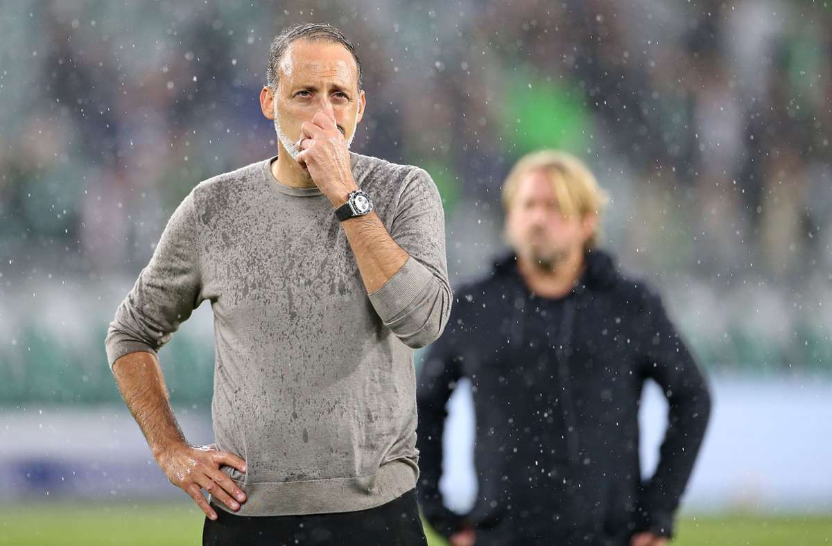 Die Enttäuschung ist Pellegrino Matarazzo nach der erneuten Niederlage ins Gesicht geschrieben. Der Sportdirektor Sven Mislintat (hinten) stärkt dem Trainer des VfB Stuttgart jedoch den Rücken.