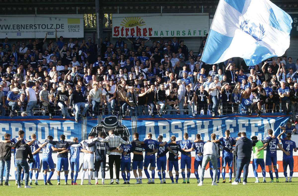 Die Stuttgarter Kickers haben in der Fußball-Oberliga die mit Abstand meisten Besucher bei Heimspielen. In unserer Bildergalerie vergleichen wir die Zahlen der Blauen mit denen höherklassigerer  Vereine.