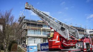Dachstuhlbrand in Holzgerlingen: Feuerwehr löscht Feuer in Neubau