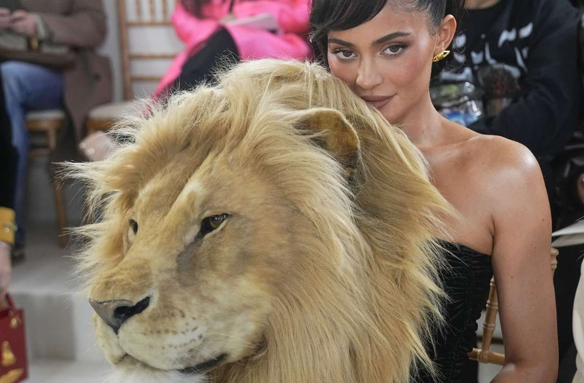 Schiaparelli-Show in Paris: Superstars mit Kunst-Tierköpfen sorgen für Aufregung