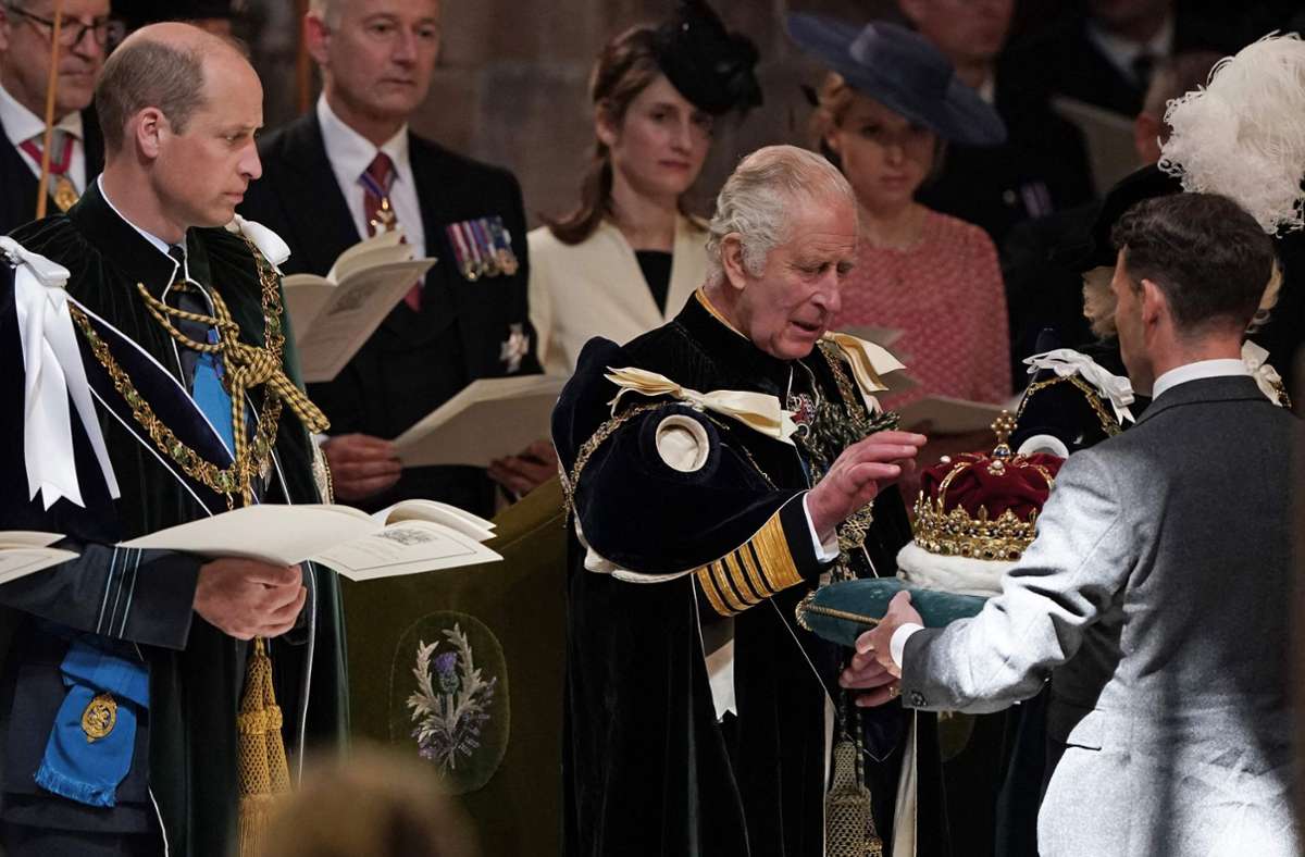 König Charles III. bekommt in der St.Giles-Kathedrale in Edinburgh symbolisch die schottischen Kronjuwelen überreicht.