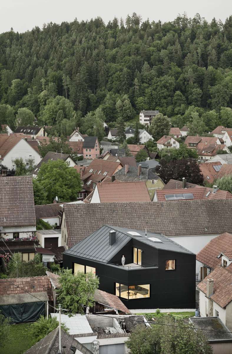 Den dritten Platz im „Häuser“-Wettbewerb belegte die Nachverdichtung auf dem Land: Ein Einfamilienhaus in Tuttlingen in zweiter Reihe stehend, entworfen von den Stuttgarter Architekten Yonder – Design und Architektur.
