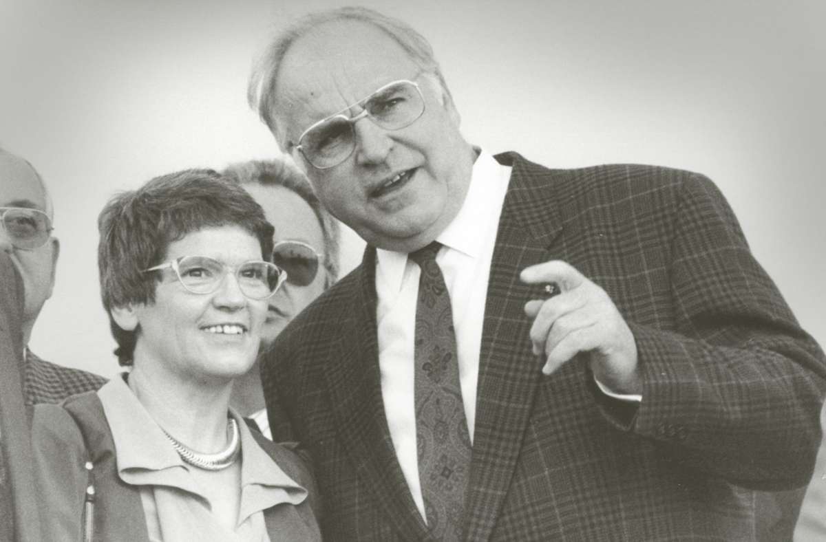 Rita Süssmuth  und Helmut Kohl  am 23. April 1990 in Wolfsburg.