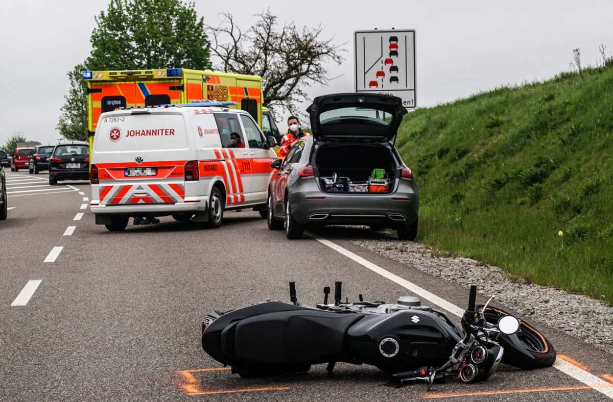 Ein BMW und ein Motorradfahrer befuhren die B464 in Richtung Weil im Schönbuch.