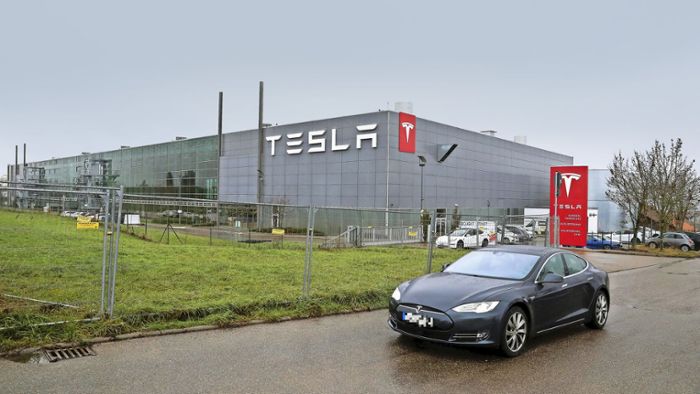 Erste Kunden holen ihren Tesla in Holzgerlingen ab