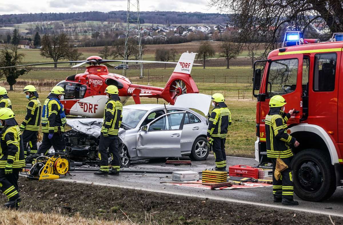 Schwerer Unfall auf der B 14 bei Herrenberg: 58-Jährige bei Frontalcrash lebensbedrohlich verletzt