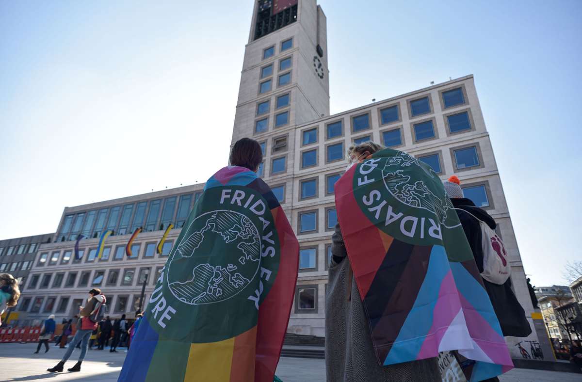 Krieg und Klimakrise. Die Klimaschützer von Fridays for Future haben am Freitag in Stuttgart demonstriert.