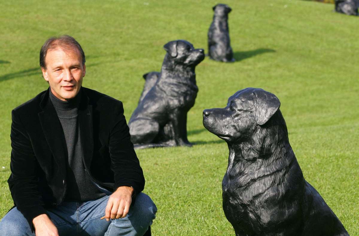 Mach Platz! Auch nach Rottweil wurde der Aktionskünstler schon eingeladen und verteilte 2005 auf der Wiese der Kunststiftung Erich Hauser Hunde-Skulpturen – Rottweiler, versteht sich.