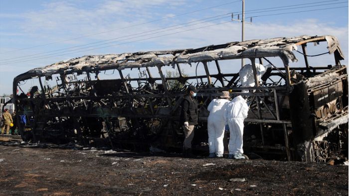 Mindestens 18 Tote und 21 Verletzte bei Busunfall