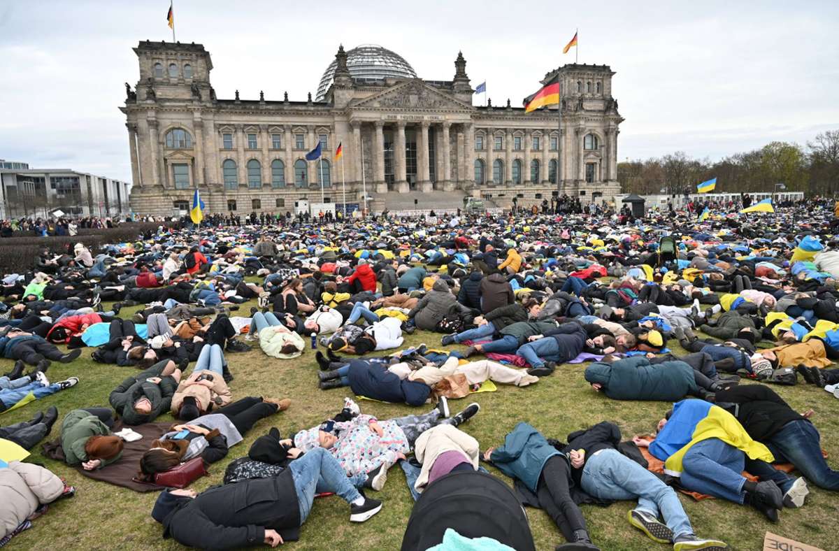 Hunderte Menschen haben sich am Mittwochabend vor dem Reichstag auf den Boden gelegt, um gegen den Krieg in der Ukraine zu protestieren.