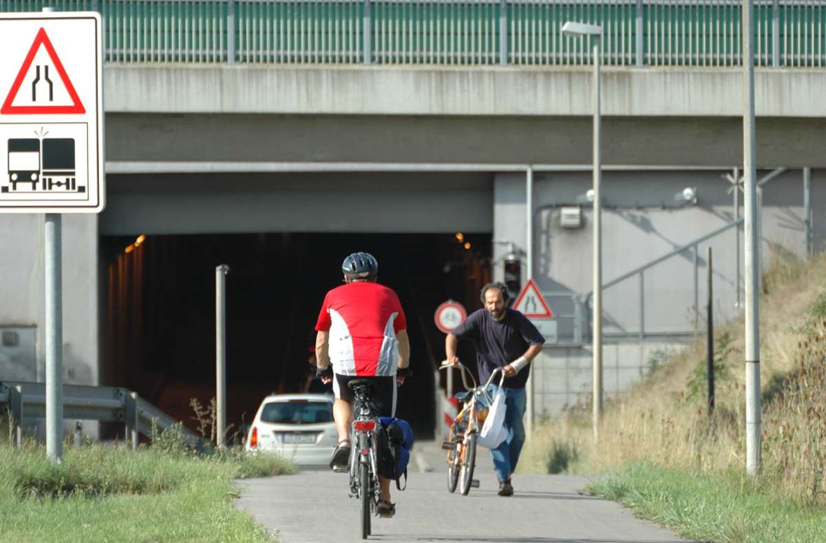 Für Radfahrer wird es im Flughafentunnel schnell eng. Foto: Norbert Leven