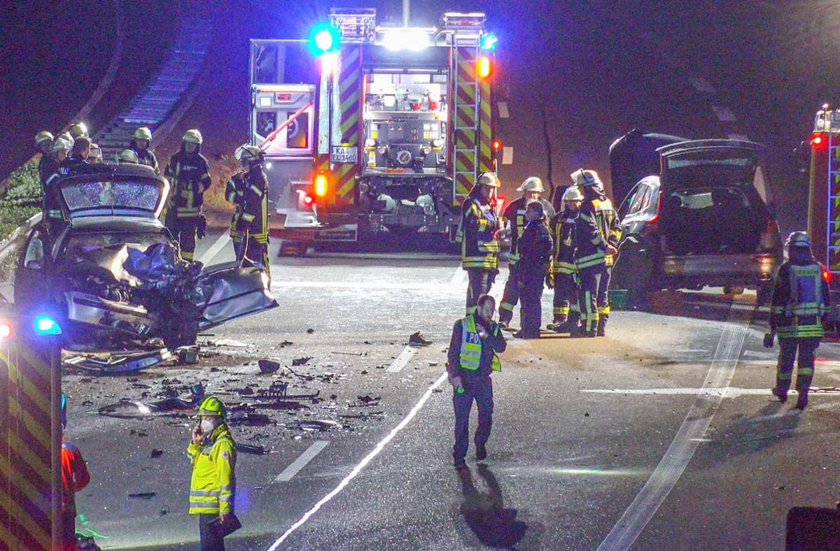 Falschfahrer-Unfall im Kreis Karlsruhe: Autofahrer wendet auf Bundesstraße – ein Mensch stirbt