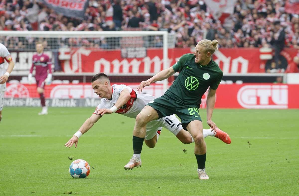 Erik Thommy kommt zu Fall – und der VfB Stuttgart gegen den VfL Wolfsburg (hier Xaver Schlager) nicht richtig in Gang.
