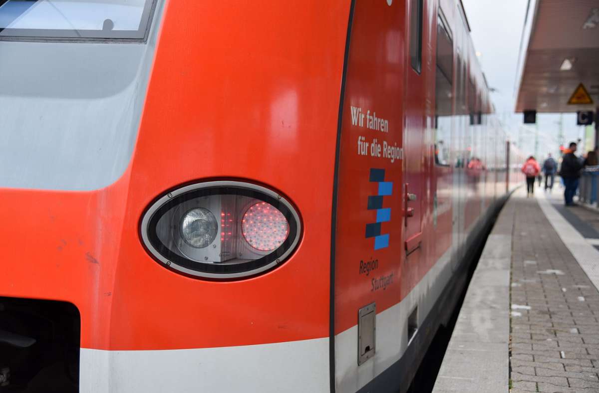 In der S 60 bei Magstadt: Fahrgast bekommt Schlag ins Gesicht