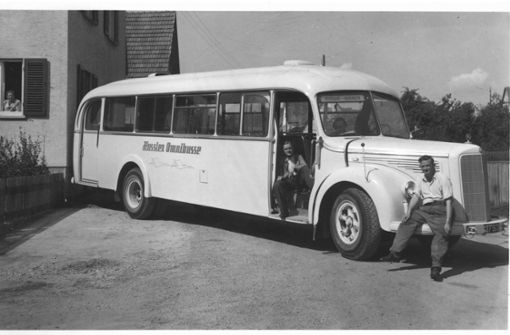Der erste Hassler-Bus nach dem Zweiten Weltkrieg mit den drei Brüdern Gerhard (in der Tür), Helmut (hinterm Steuer) und Alfred an der Motorhaubenschnauze. Foto: Hassler