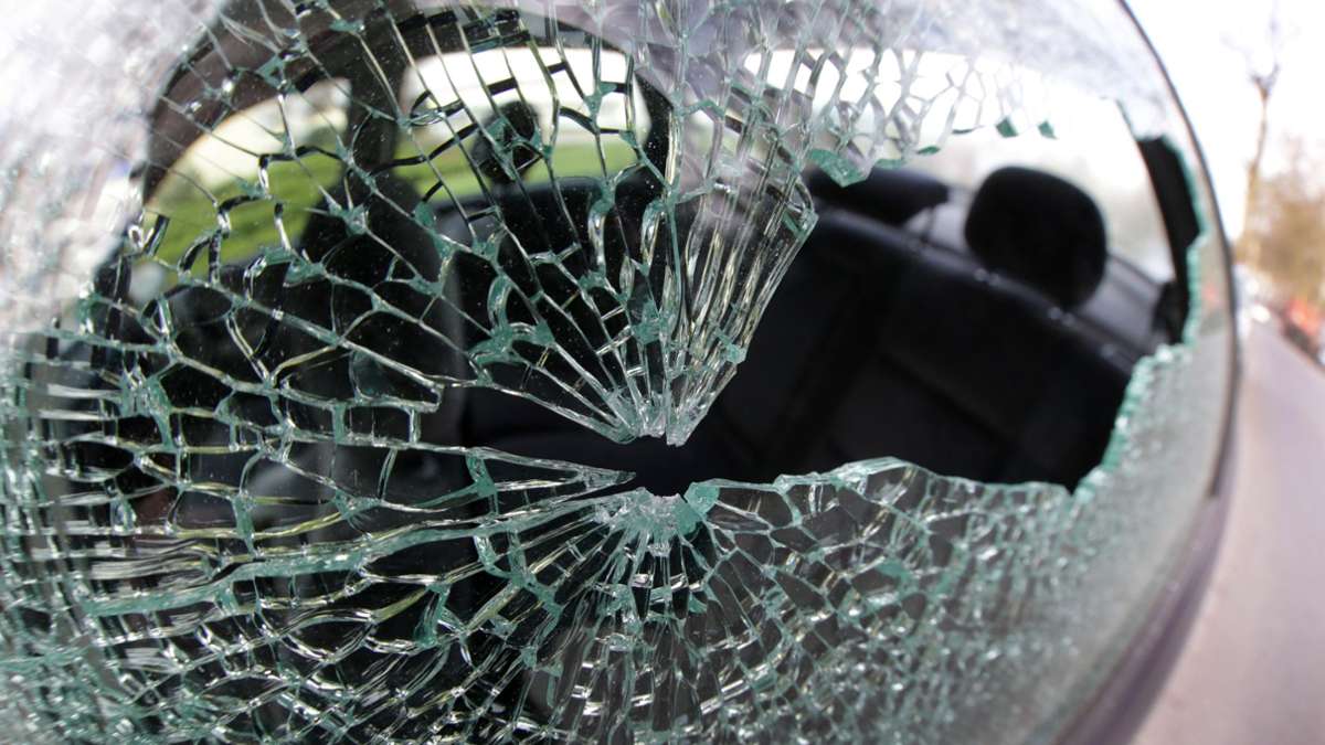 Autoaufbrüche in Nürtingen gehen weiter: Unbekannter bricht weitere Fahrzeuge auf