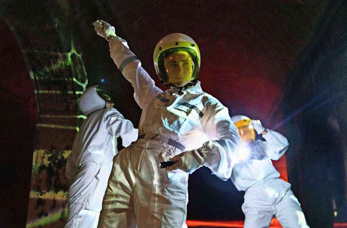 Zum Festival-Auftakt mischt Pascal Sangl in der Performance „The Explorer:s“ Astronauten unter Stadtflaneure.