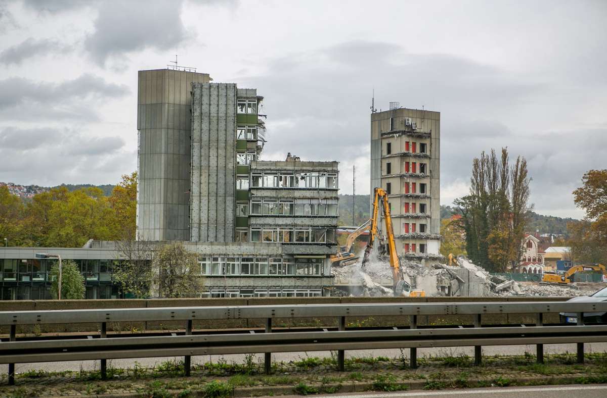 Nein,  traurig ist es  nicht, dass das Esslinger Landratsamt nun abgerissen wird.  Das neue Landratsamt soll Ende 2025 oder Anfang 2026 bezogen werden – und wird bestimmt   schöner.