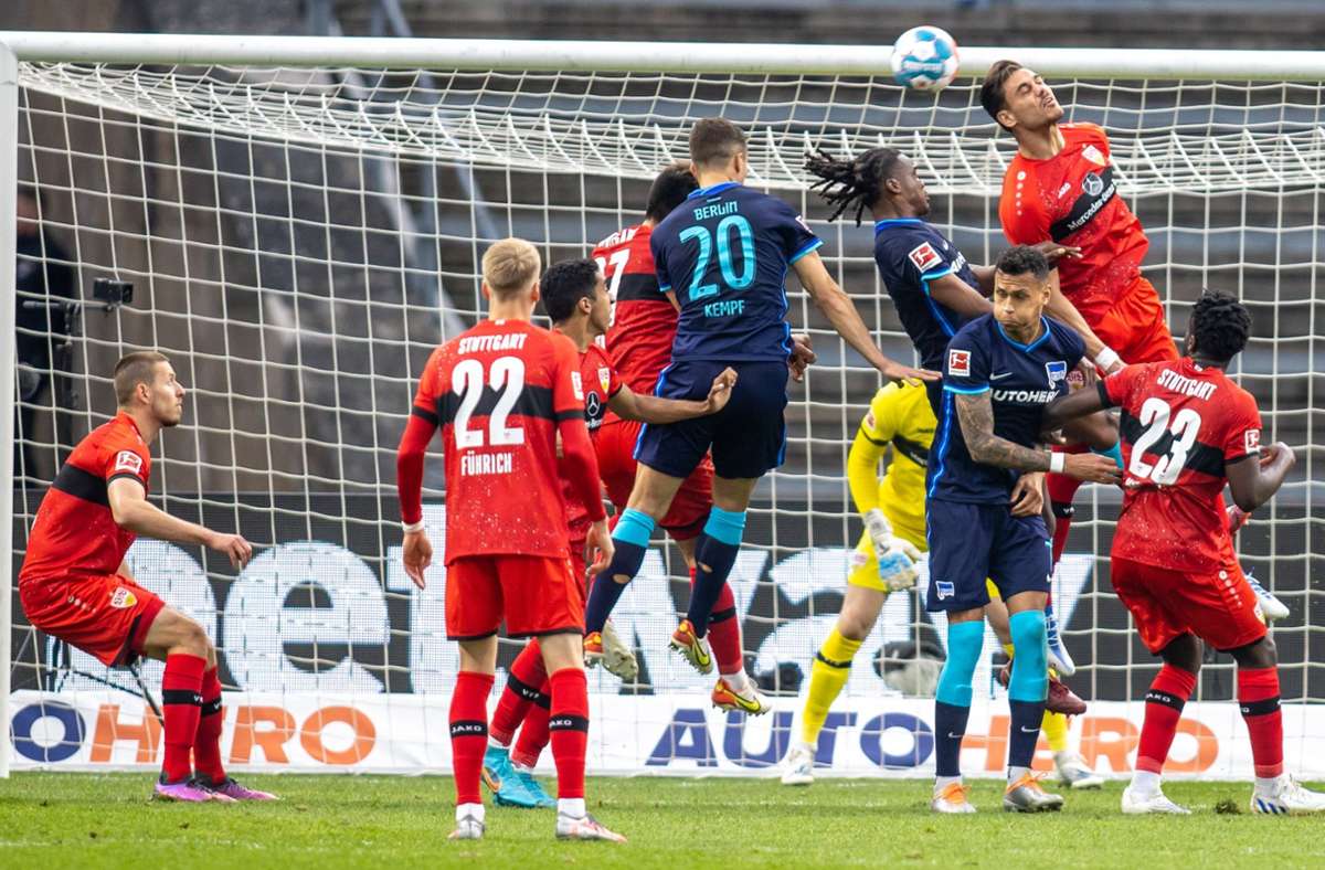 Laut dem Sportportal „Spox“ droht dem VfB Stuttgart „auf dem Relegationsplatz nach zwei Jahren im Oberhaus mehr denn je der erneute Absturz in die Zweitklassigkeit“.