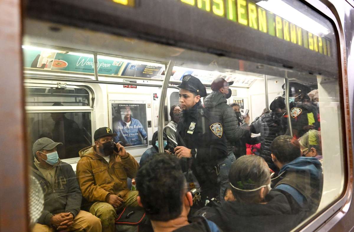 Verletzte in New  York: Polizei fahndet nach Verdächtigem nach Schüssen in U-Bahn