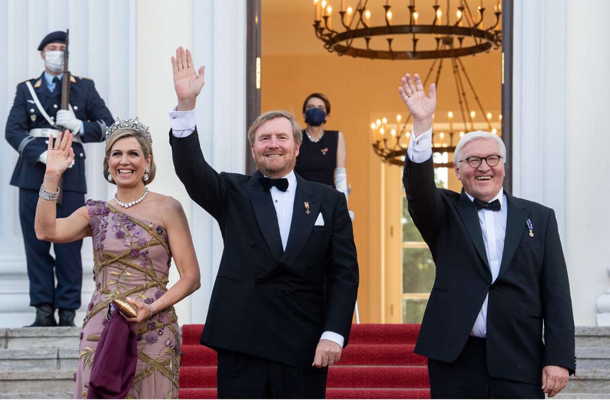 Der Bundespräsident Frank-Walter Steinmeier (rechts) begrüßte das niederländische Königspaar zu einem Staatsbankett im Schloss Bellevue.