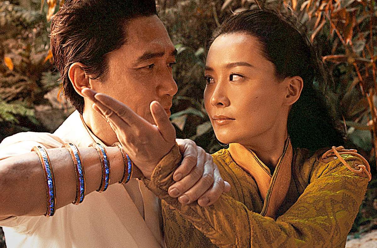 Aus einem Kampfestänzchen wird eine Familie: Tony­ Leung und Fala Chen in „Shang-Chi and the Legend of the ten Rings“.