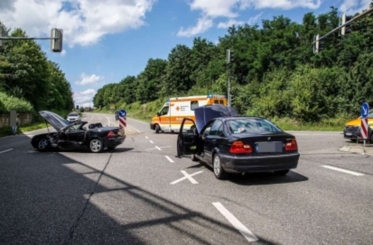 Aufprall mit großer Wucht: Zwei Schwerverletzte nach Rotlichtunfall in Leonberg