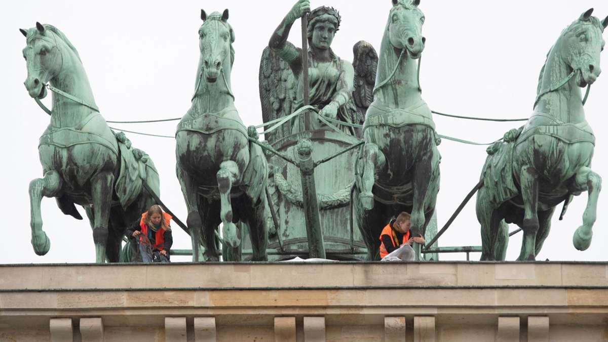 Protest in Berlin: Klimaaktivisten klettern auf Brandenburger Tor