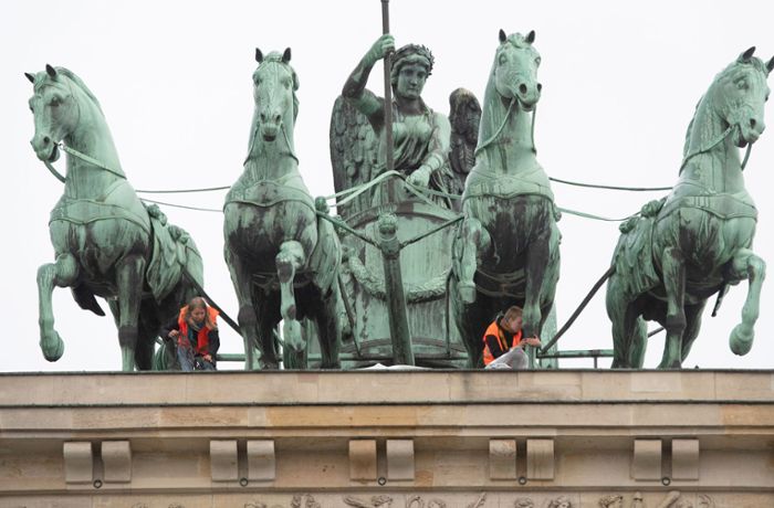 Protest in Berlin: Klimaaktivisten klettern auf Brandenburger Tor