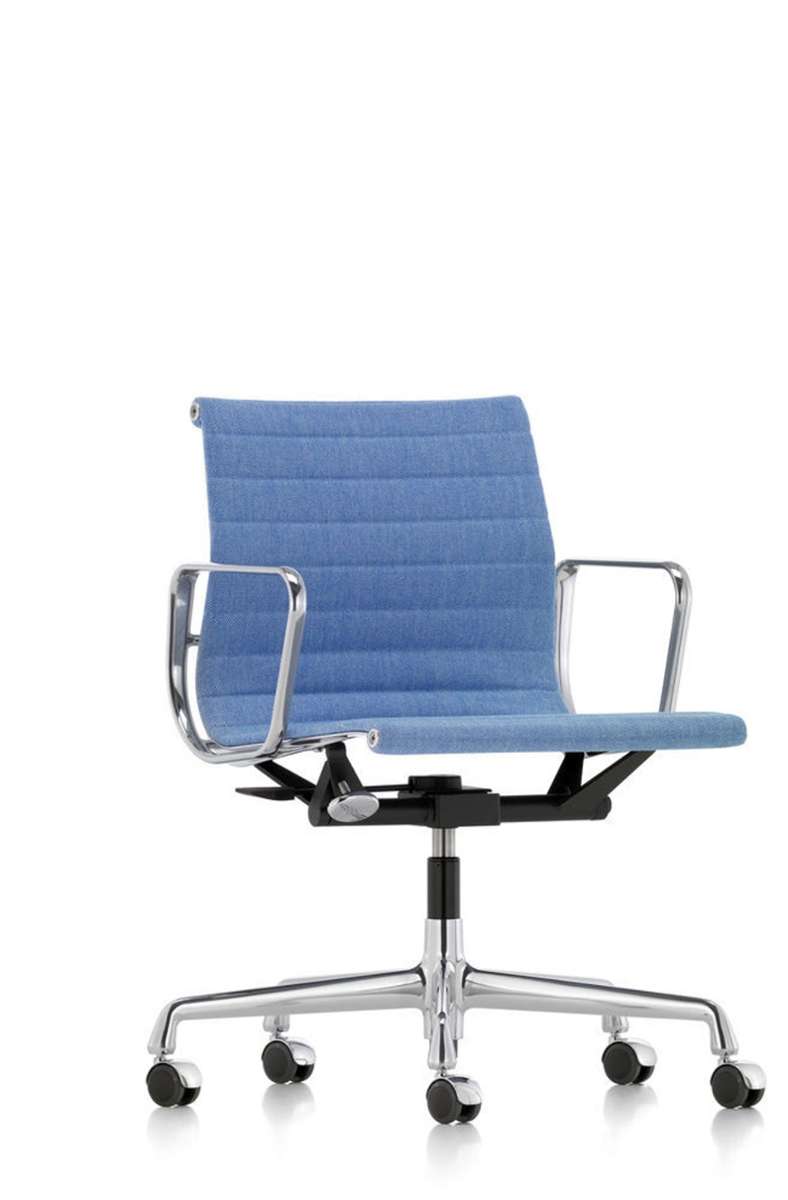 Für mehr Farbe daheim oder im Büro: Der 118 Drehsessel von Ray und Charles Eames in einem hellen Blau. Das Designerpaar entwarf den Alu-Chair  ursprünglich für das Privathaus eines Kunstsammlers in Columbus (Indiana, USA). Bei der Konstruktionsweise des Stuhls wurde auf eine Sitzschale verzichtet, so der Hersteller Vitra, die Gestalter „spannten eine Stoff- oder Lederbahn straff, aber federnd zwischen zwei Seitenteile aus Aluminium. Der Stuhl passt sich dem Körper an und bietet hohen Komfort, auch ohne aufwendige Polsterung.“