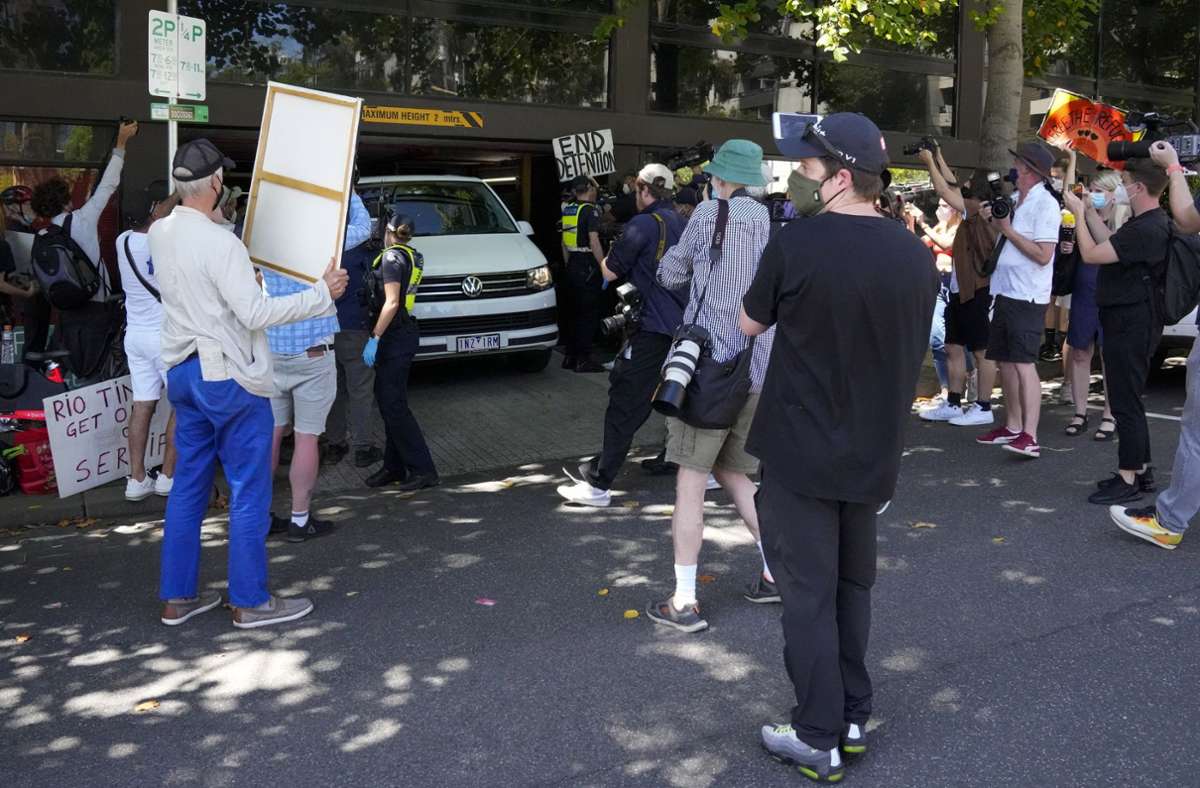 Demonstranten vor dem Hotel für Einwanderer, in dem Djokovic in Melbourne festgehalten wurde (Archivbild) Foto: dpa/Mark Baker
