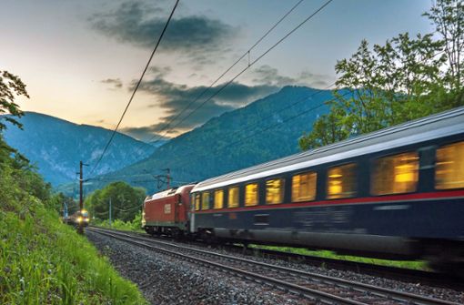 Die Anreise mit dem Zug in die Alpen hat auch einen weiteren Vorteil: traumhafte Ausblicke auf die Berge. Foto: IMAGO/Volker Preusser