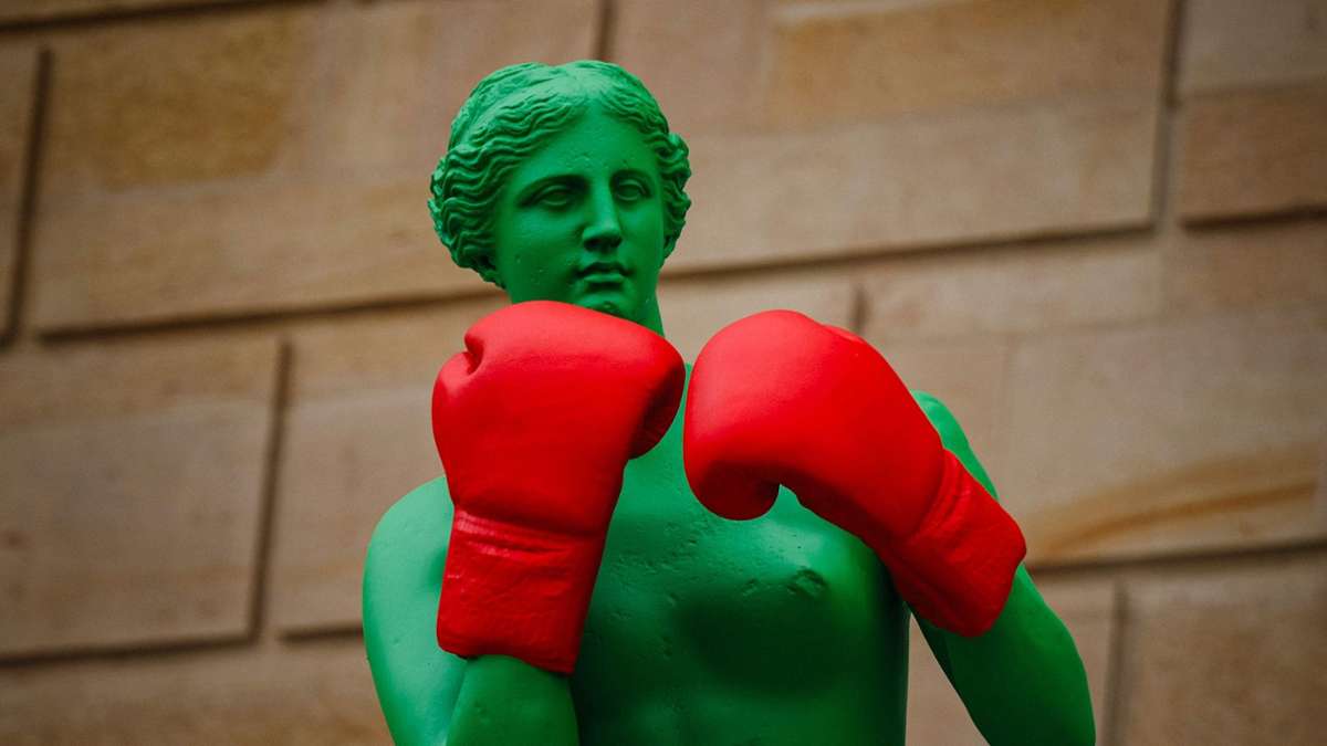 Eine Venus von Milo-Skulptur als Teil einer Installation des französischen Künstlers Laurent Perbos ist in Paris ausgestellt. Die Installation besteht aus sechs Skulpturen, wobei jede der Skulpturen verschiedene Sportarten der Olympischen und Paralympischen Spiele verkörpert.