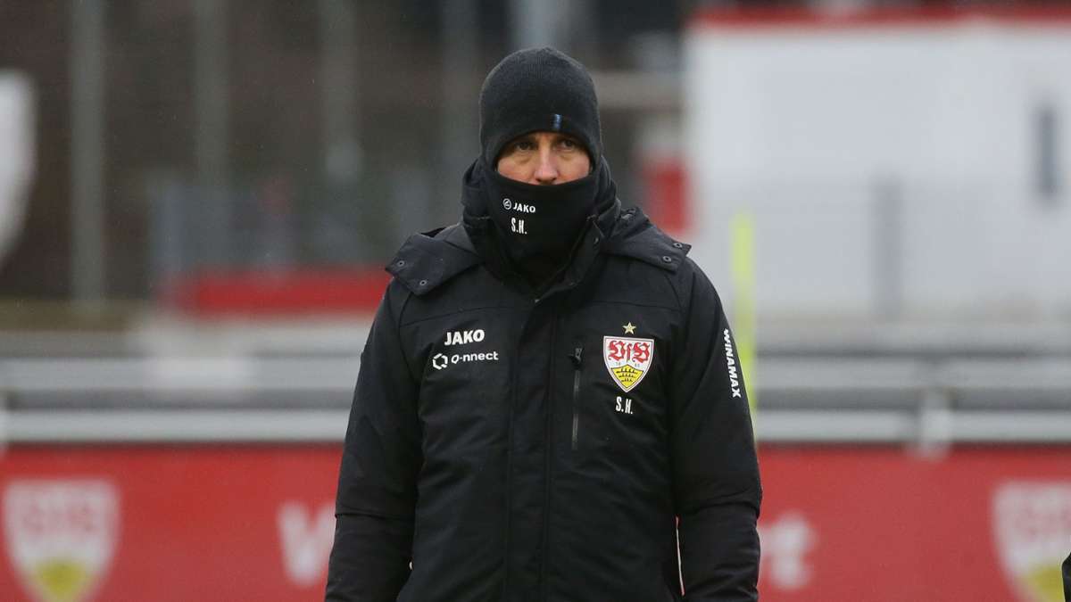 Zurück in Bad Cannstatt: VfB-Trainer Sebastian Hoeneß. In unserer Bildergalerie blicken wir auf den Trainingsauftakt zurück.