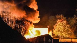 Mehrere Explosionen – Firmenanbau in Flammen