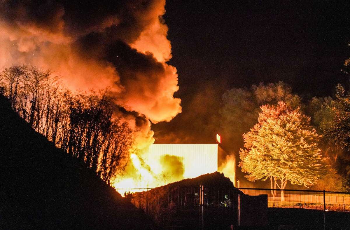 Feuer in Remshalden-Geradstetten: Mehrere Explosionen – Firmenanbau in Flammen