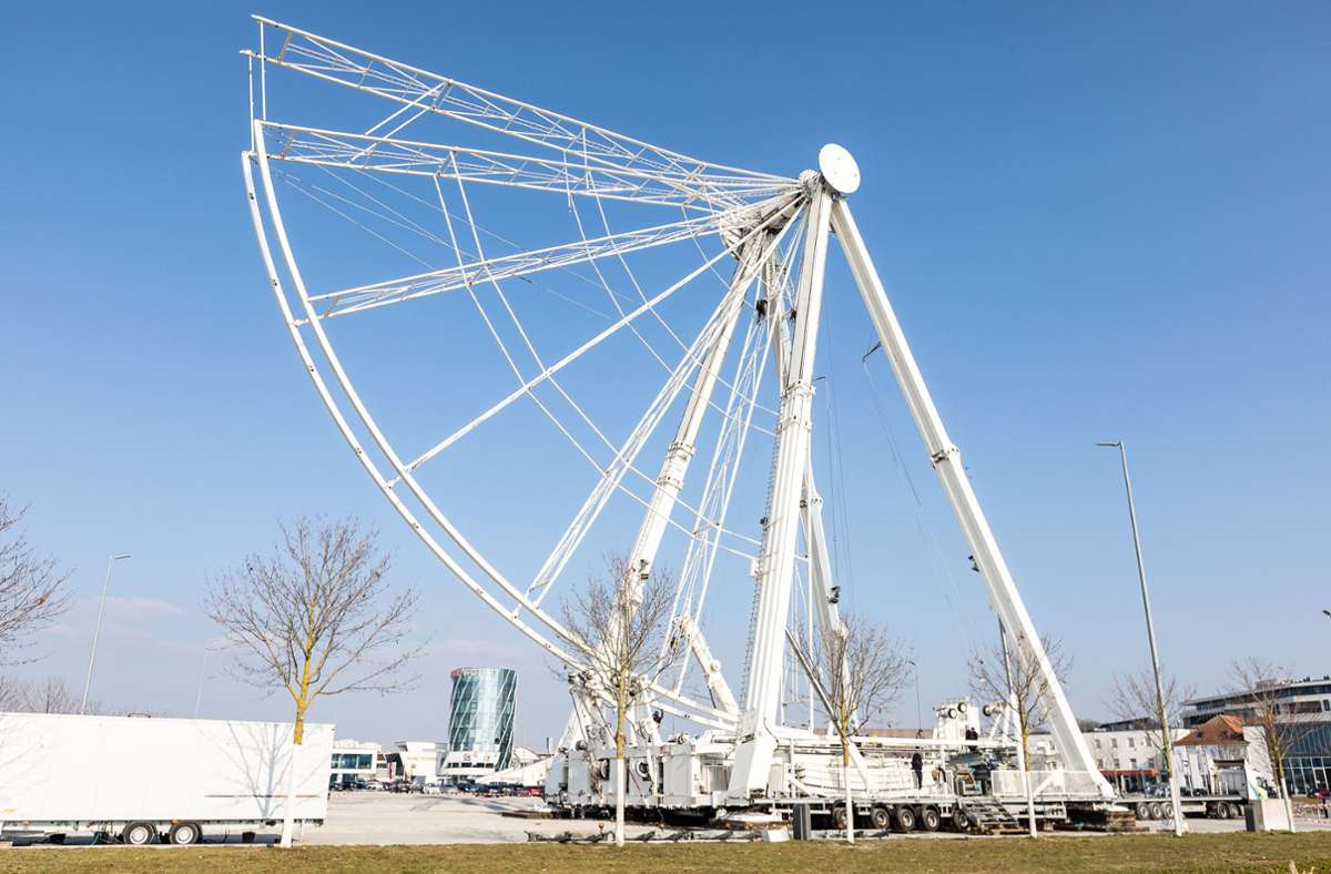 Spektakuläres Riesenrad auf dem Flugfeld: So wächst der City Star gen Himmel