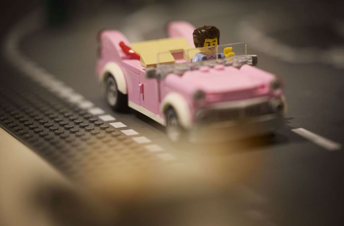 Im rosafarbenen Cabrio geht es durch die Stadt.